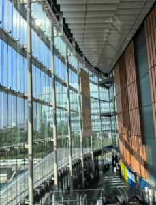 A modern building with large glass panels, emphasizing the use of steel structures in facade design.