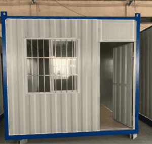 Ein modulares Containerhaus mit Fenster und Tür, das ein einfaches und sicheres Design bietet und sich ideal für verschiedene Zwecke wie vorübergehende oder Notunterkünfte eignet.