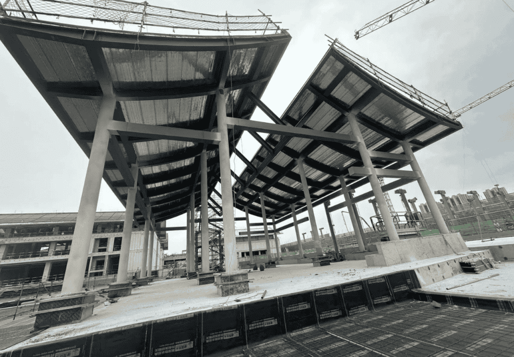 This is a large-span steel structure building under construction.