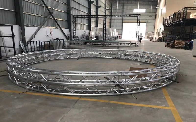 Una estructura de celosía de acero circular en un entorno de fábrica para sistemas de celosía de acero.